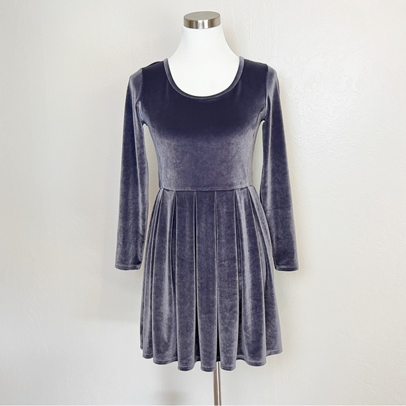 ✖️SOLD✖️•ARIZIA Talula• Lambeth Velvet Skater Dress - Picture 2 of 12